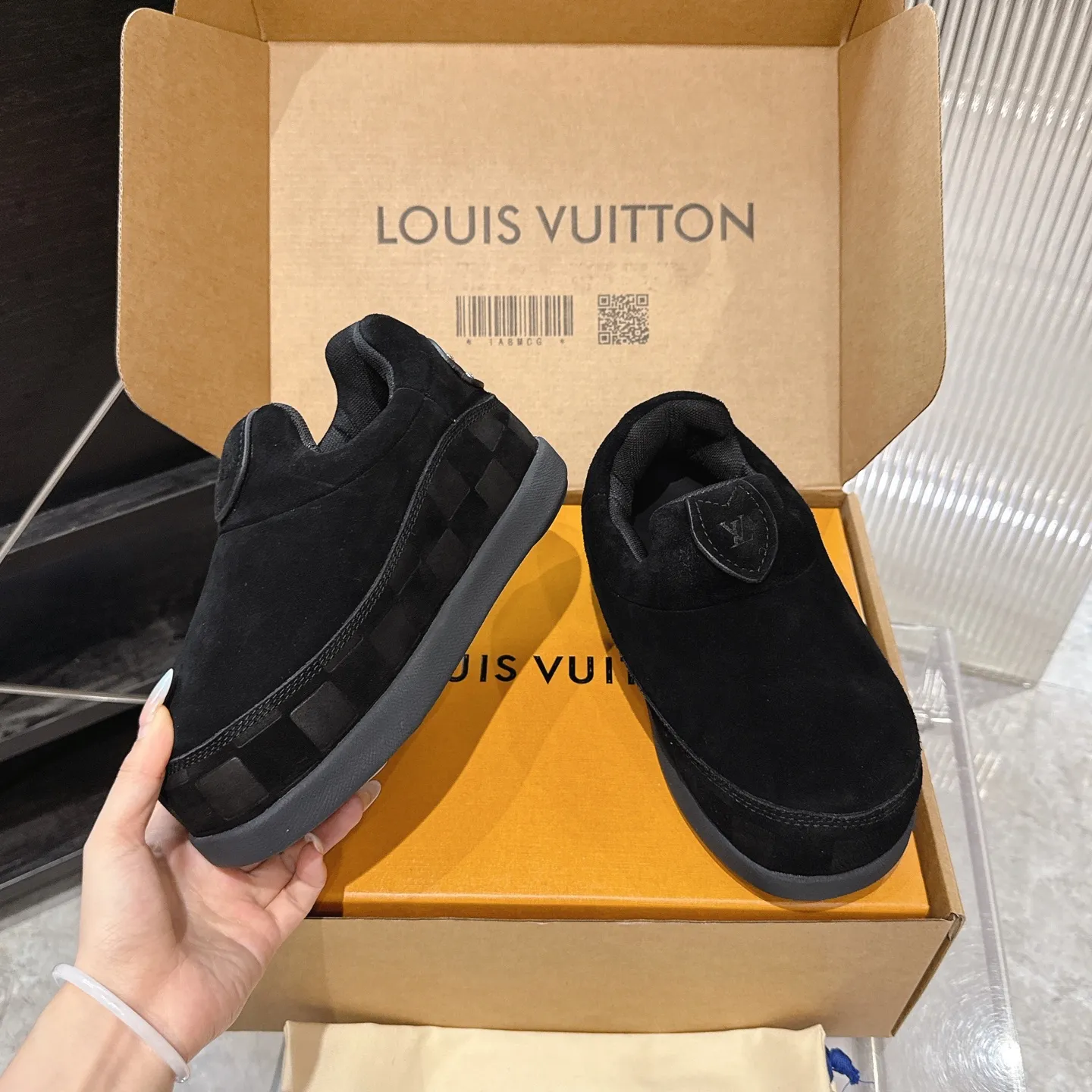 [L Family] P: 740💰 Couple model, size: women 35-41 (customized at 41 for women), 39-46 for men (customized at 45.46) The 2025 iteration of this Time Out sneaker, couple model, LV co-branded nigo, donkey brand, Louis Vuitton, ugly, cute😍Many Internet celebrities have shown off their feet, a classic and versatile item. Fabric: Imported high mercerized cow suede. Lining: high-grade elastic mesh, outsole: original molded outsole, palm print rubber outsole with hidden L letter and Monongram flower.